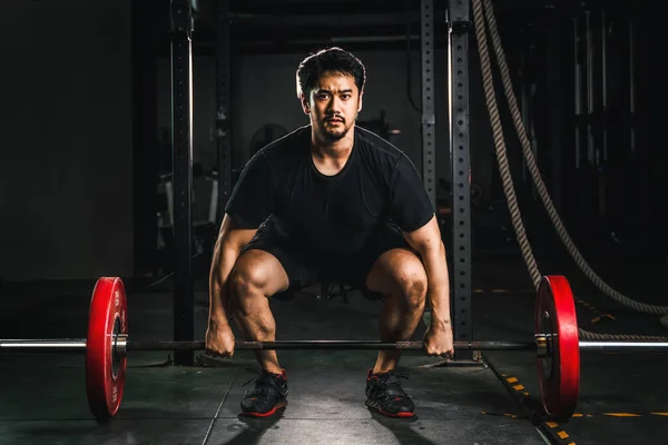 Asiático Fuerte Atlético Hombre Teniendo Entrenamiento Culturismo Con Barbellas Peso — Foto de Stock