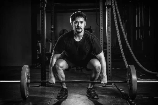 Aziatische Sterke Atletische Man Met Training Bodybuilding Met Halters Gewicht — Stockfoto