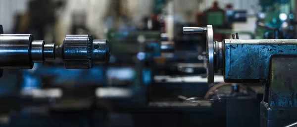 Fabrikanın bulanık arka planına sahip makine araçlarının endüstriyel ve fabrika arka planı