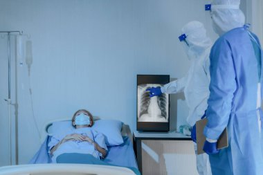Kafkas kıdemli Coronavirus covid-19 enfekte hasta karantina odasında doktor ve tıbbi ekiple birlikte