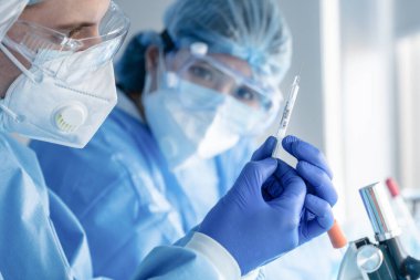 Coronavirus covid-19 aşı şırıngası laboratuvar, coronavirus covid-19 aşı geliştirme alanında ilaç ve aşı araştırmacılarının elinde.