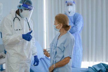 Coronavirus covid-19, doktor ve tıbbi ekip tarafından tedavi edilen Kafkasyalı kıdemli bir hasta, Coronavirus covid-19 hastanesinde,