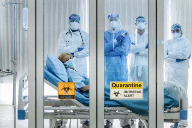 Coronavirus covid-19, Kafkasyalı kıdemli bir hastayı doktor ve tıbbi ekip altında muayene etti ve Coronavirus covid-19 hastanesindeki karantina odasında virüs tedavisi uyguladı.