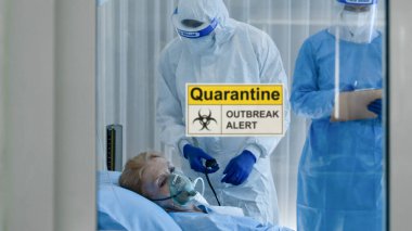 Coronavirus covid-19, Kafkasyalı kıdemli bir hastayı doktor ve tıbbi ekip altında muayene etti ve Coronavirus covid-19 hastanesindeki karantina odasında virüs tedavisi uyguladı.