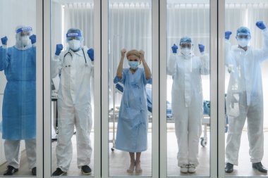 Coronavirus covid-19, Kafkasyalı, doktor ve tıbbi ekiple birlikte Coronavirus covid-19 hastalığıyla savaşmak için karantina odasında sıraya girmiş.