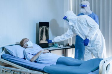 Coronavirus covid-19, doktor ve tıbbi ekip tarafından tedavi edilen Kafkasyalı kıdemli bir hasta, Coronavirus covid-19 hastanesinde,