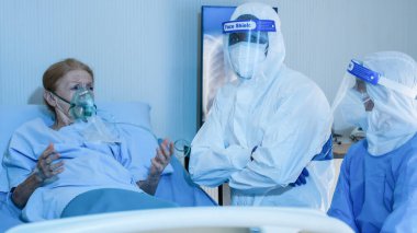 Coronavirus covid-19, doktor ve tıbbi ekip tarafından tedavi edilen Kafkasyalı kıdemli bir hasta, Coronavirus covid-19 hastanesinde,