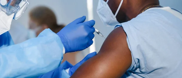 Ręka Personelu Medycznego Niebieskiej Rękawiczce Wstrzykująca Szczepionkę Przeciw Koronawirusowi Covid — Zdjęcie stockowe
