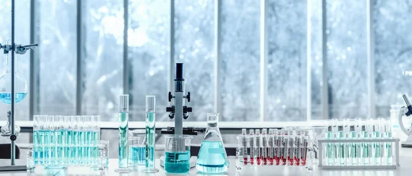 Labotory cam ve mikroskop ile laboratuvarın bilimsel ve kimya arka planı