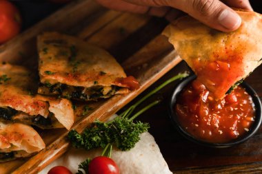 Meksika yemekleri, dilimlenmiş tavuklu quesadilla sosu, koyu tonda.