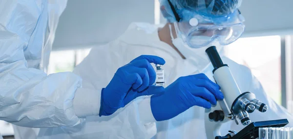 コロナウイルスCovid 19ワクチン開発 選択的焦点を当てた研究室での医薬品 ワクチン研究科学者の手の中にあるワクチンボトル — ストック写真