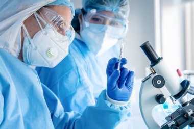 Coronavirus covid-19 aşısı aşı geliştirme laboratuvarındaki farmasötik biyoloji araştırmacısı Coronavirus covid-19 aşı geliştirme programı, seçici odaklı