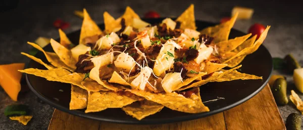 Fondo Comida Mexicana Nachos Tortilla Tocino Hawiano Plato Negro Tono — Foto de Stock