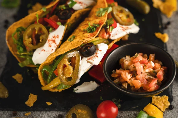 Fondo Comida Mexicana Tacos Placa Pizarra Negra Tono Oscuro Enfoque — Foto de Stock