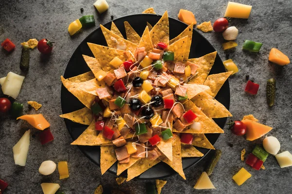 Fondo Comida Mexicana Nachos Tortilla Jamón Hawiiano Plato Negro Tono — Foto de Stock