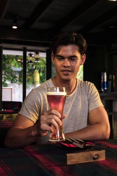 Porträtt Ung Asiatisk Man Som Sitter Puben Och Restaurangen Och — Stockfoto