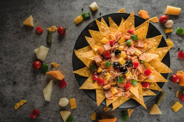 Fondo Comida Mexicana Nachos Tortilla Jamón Hawiiano Plato Negro Tono — Foto de Stock