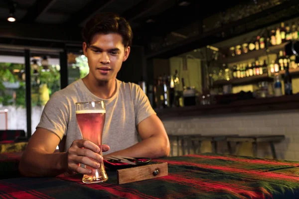 Porträtt Ung Asiatisk Man Som Sitter Puben Och Restaurangen Och — Stockfoto