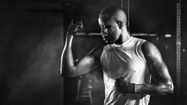 Sport Portret Van Afrikaanse Amerikaanse Atletiek Sterke Bodybuilder Man Poseren — Stockfoto
