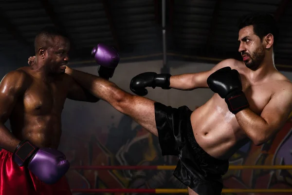 Kafkasyalı Boksör Muay Thai Kickboks Maçında Savunma Yapan Afrikalı Amerikan — Stok fotoğraf