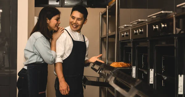 Giovane Coppia Asiatica Marito Moglie Cucina Avendo Momento Romantico Divertente — Foto Stock