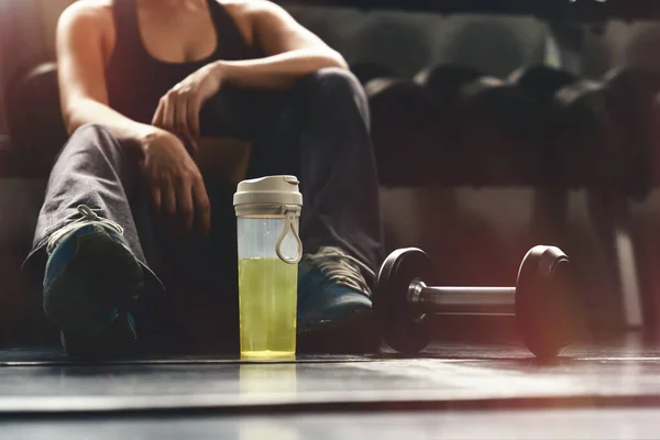 Mulher Ter Relaxar Após Treino Excercise Ginásio Clube Fitness Com — Fotografia de Stock