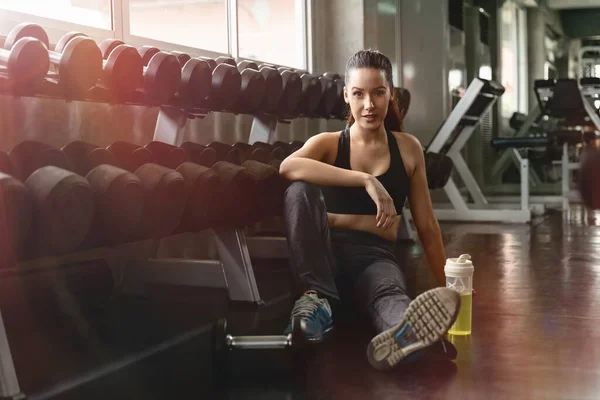 在运动后放松的高加索女人 在健身房和健身俱乐部锻炼 带着一卷哑铃 健康的运动女性生活方式 — 图库照片