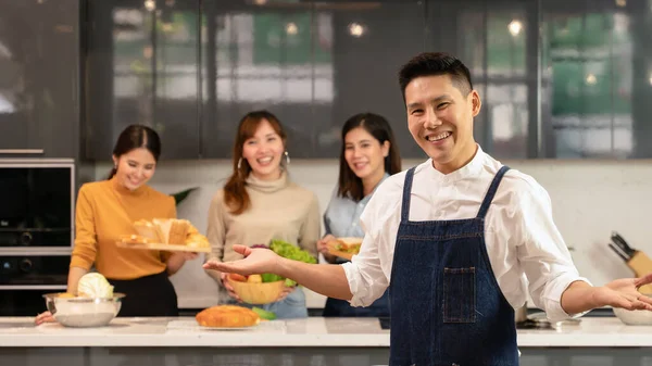 Cuatro Jóvenes Amigos Asiáticos Que Divierten Juntos Cocina Casera Cocinando — Foto de Stock