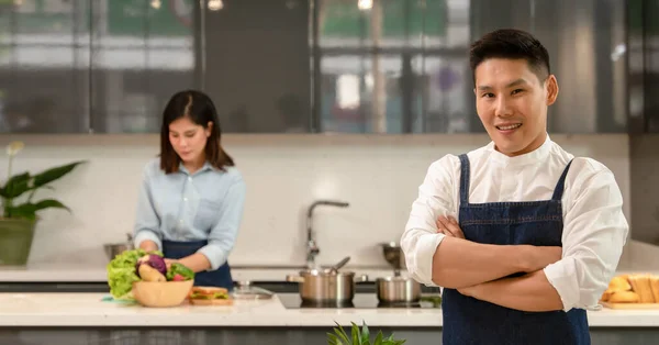 Jovem Asiático Marido Sentindo Feliz Aprendendo Cozinhar Para Ajudar Sua — Fotografia de Stock