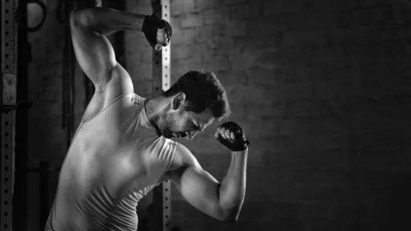 Retrato Deportivo Atleta Caucásico Fuerte Culturista Hombre Posando Mostrar Músculo — Foto de Stock