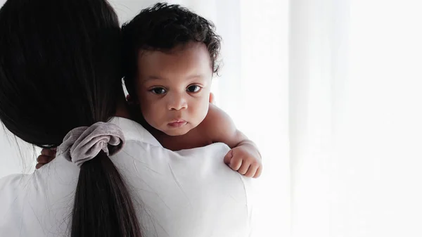 Mere Afro Americaine Tenant Adorable Petit Bebe Afro Americain Dans Ses Bras Dans Sa Chambre Amour Du Concept De Famille Noire Maternite Nourrisson Stock Photo