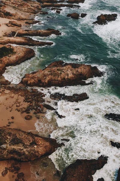 波が岩にぶつかる海岸線 — ストック写真
