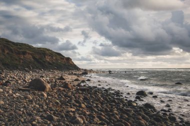 Dik yamaçları ve kayaları olan kıyılar