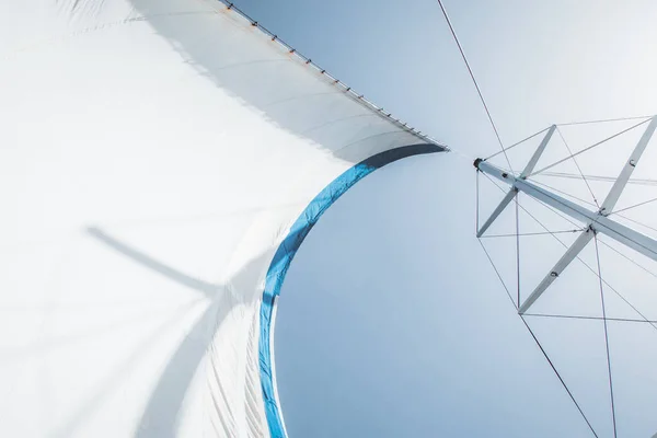 Una vela en el viento con cielo azul —  Fotos de Stock