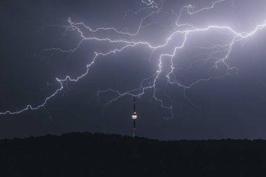 Gece gök gürültülü bir fırtınada TV kulesi