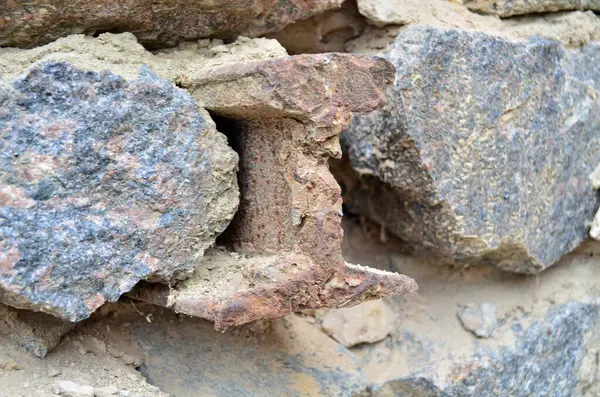 Trilho de aço entre pedras de granito — Fotografia de Stock