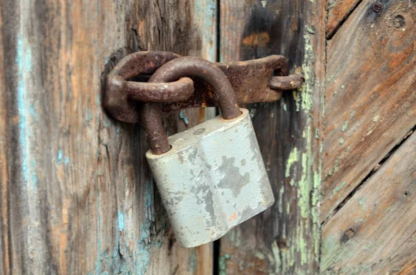 Texture de vieille porte en bois avec inserts rouillés. Porte verrouillée . — Photo