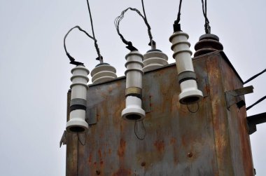 Yüksek voltajlı güç transformatörü. Ukrayna 'da yüksek voltajı düşük voltaja çeviren beton kutuptaki dağıtım transformatörü yoluyla kullanıcıları sonlandırmak için elektrik enerjisi transferi