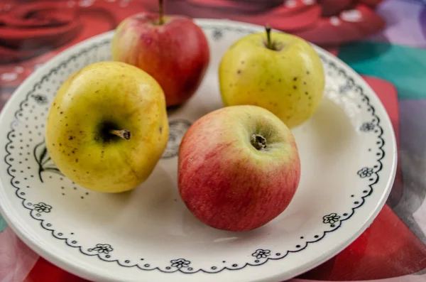 Healthy eating concept - apples on table — Stock Photo, Image