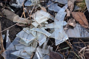 Yerdeki pencereden kırılan cam parçaları.