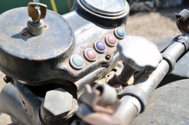 Eski siyah motosiklet dnepr-11 gösterge paneli