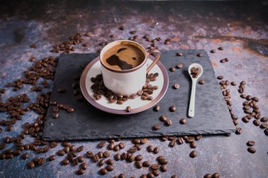 Kırsal masada kavrulmuş kahverengi kahve çekirdekleri ve Türk kahvesi.. 