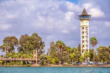 Adana 'daki Adana Central Park' tan Yuregir Saat Kulesi 'nin görüntüsü. Seyhan Nehri ve Askı Köprüsü
