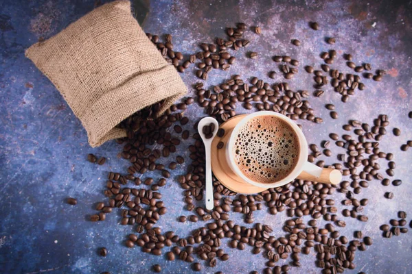 Pörkölt Barna Kávébab Forró Kávé Latte Art Rusztikus Asztalon — Stock Fotó