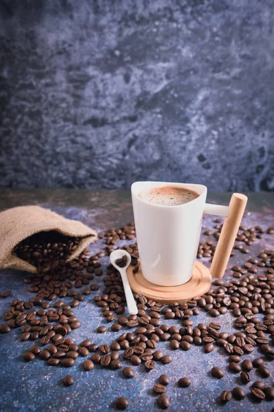 Pörkölt Barna Kávébab Forró Kávé Latte Art Rusztikus Asztalon — Stock Fotó