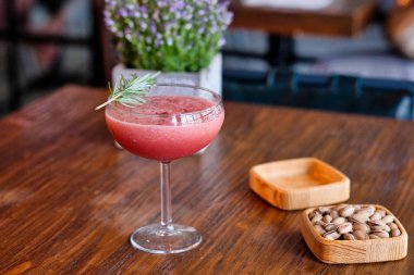 Soğuk Yaz içki karpuz meybuz fesleğen ile yenileme