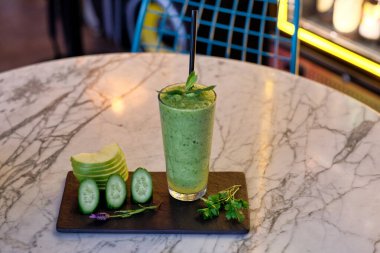 Bir bardak taze organik elma suyu..