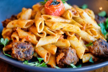 Siyah kasede domates soslu köfteli makarna.