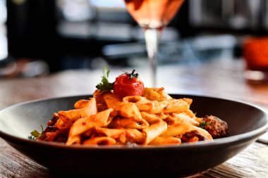 Siyah kasede domates soslu köfteli makarna.