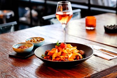 Siyah kasede domates soslu köfteli makarna.